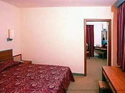 Serenis Hotell